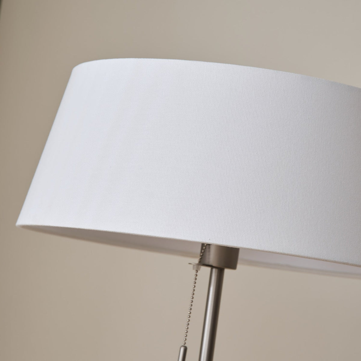 Lámpara de pie con base trípode y pantalla de tela blanca Iluma – detalle de la pantalla de tela blanca
