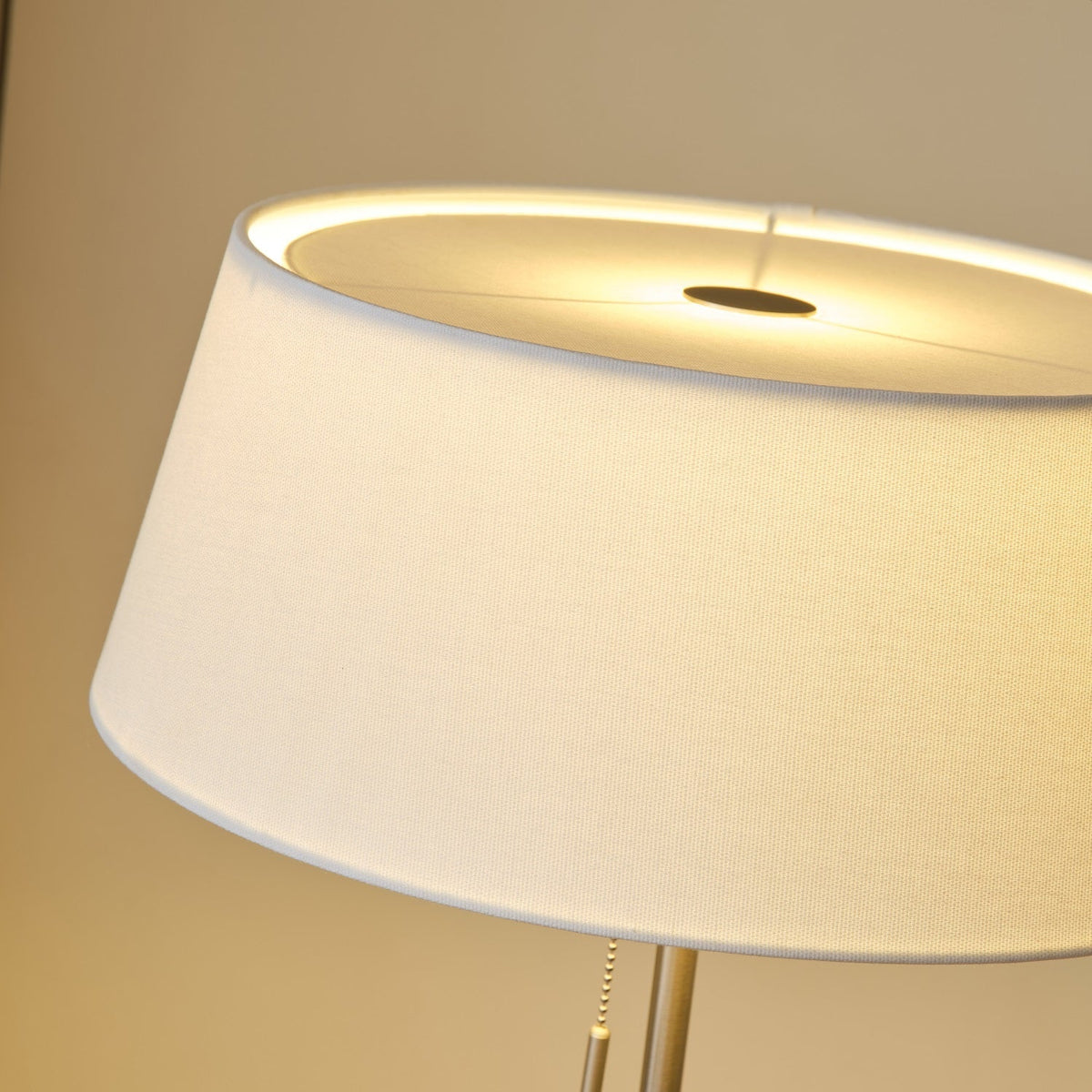 Lámpara de pie con base trípode y pantalla de tela blanca Iluma – interior de la pantalla encendida