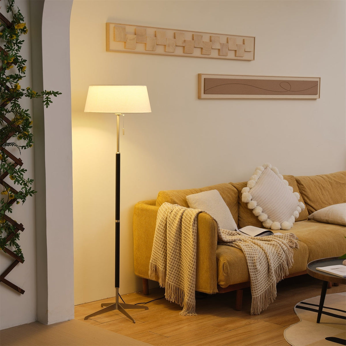 Lámpara de pie con base trípode y pantalla de tela blanca Iluma – encendida con luz cálida
