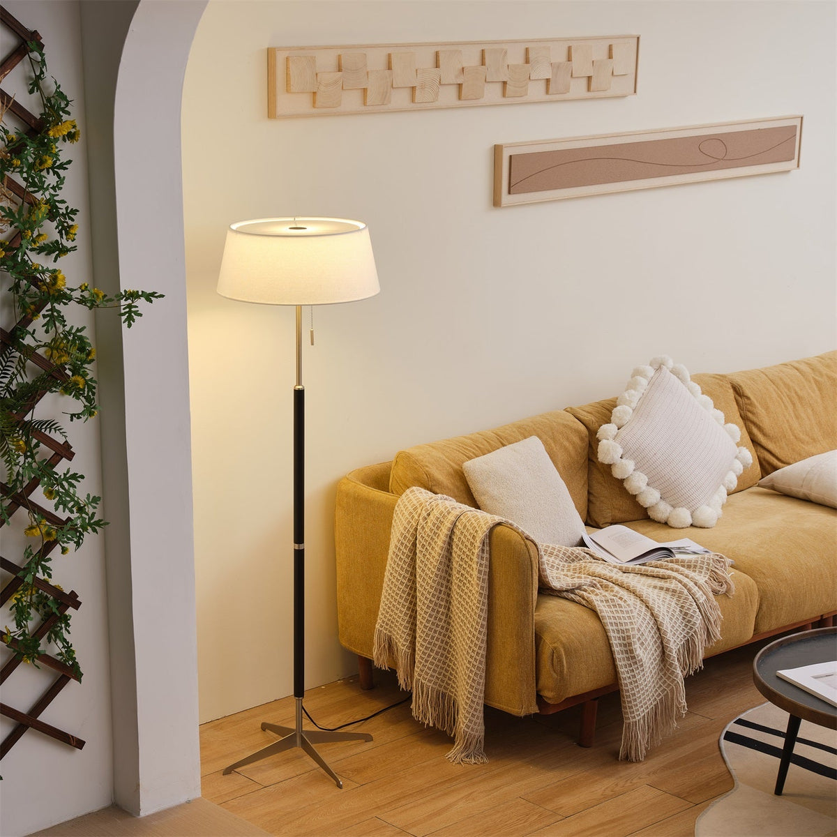 Lámpara de pie con base trípode y pantalla de tela blanca Iluma – encendida vista cercana