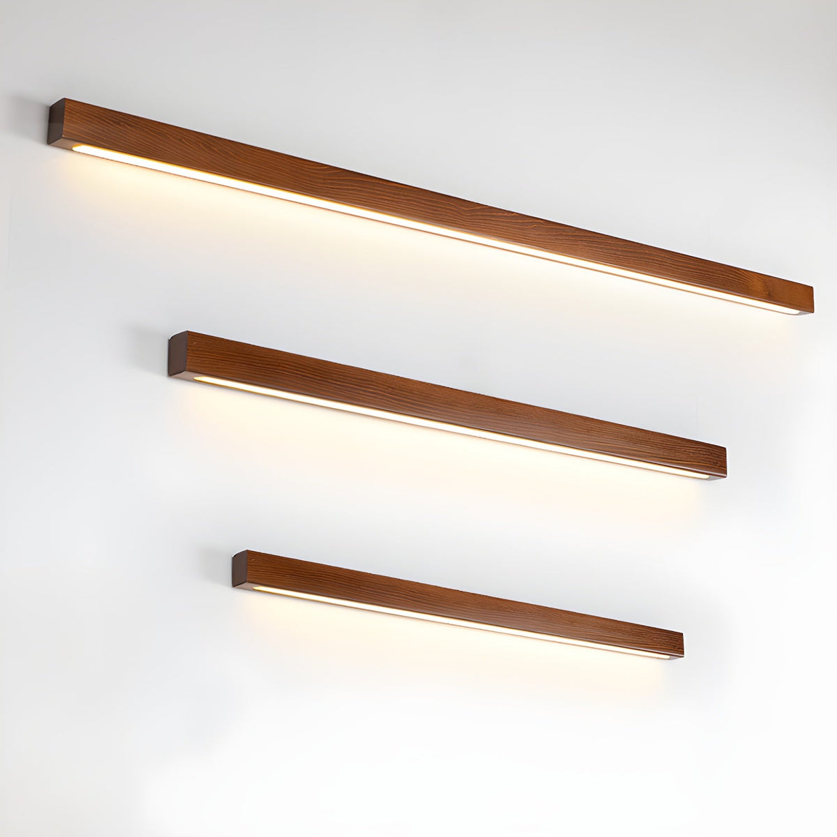 Aplique de pared lineal de madera Abetia sobre un espejo de baño – imagen 27