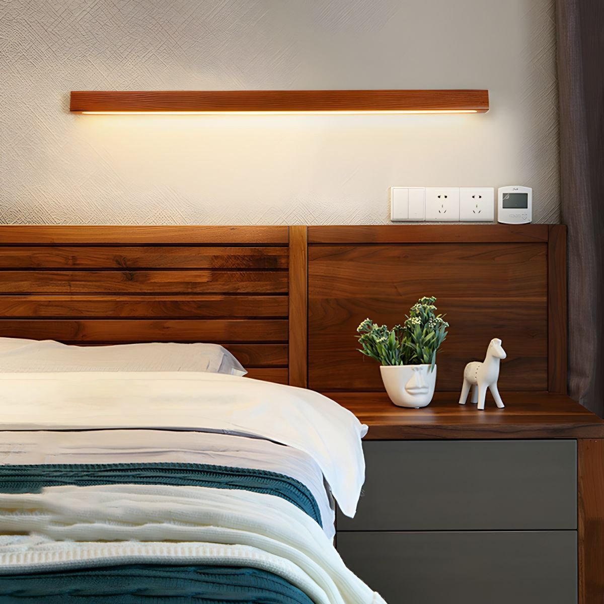 Aplique de pared lineal de madera Abetia sobre un espejo de baño – imagen 21