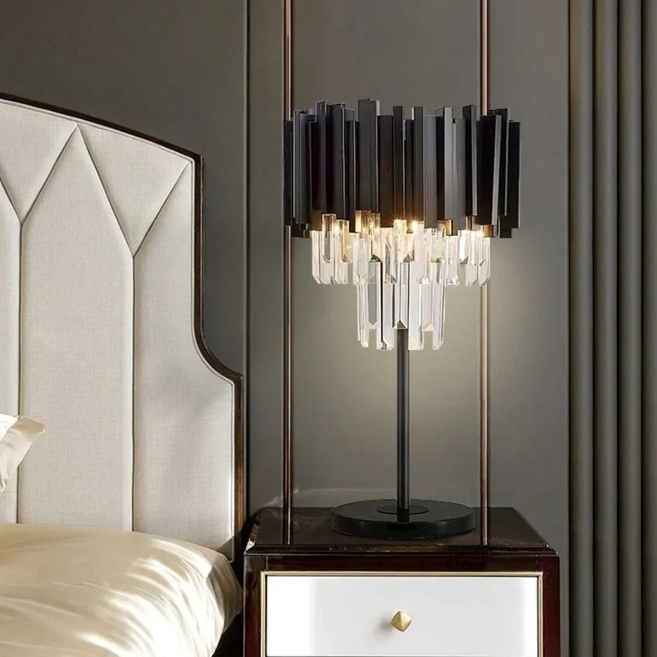 Lámpara de mesa art déco Zafrena – con cristal transparente en una mesilla de dormitorio