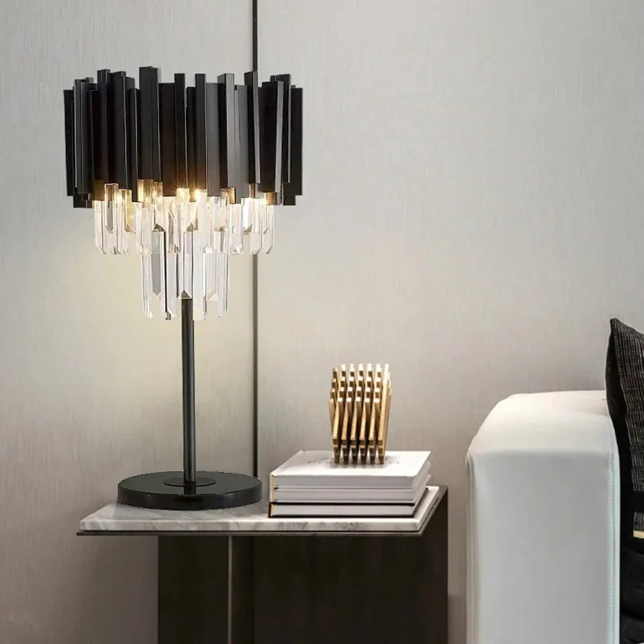 Lámpara de mesa art déco Zafrena – junto a un sofá blanco