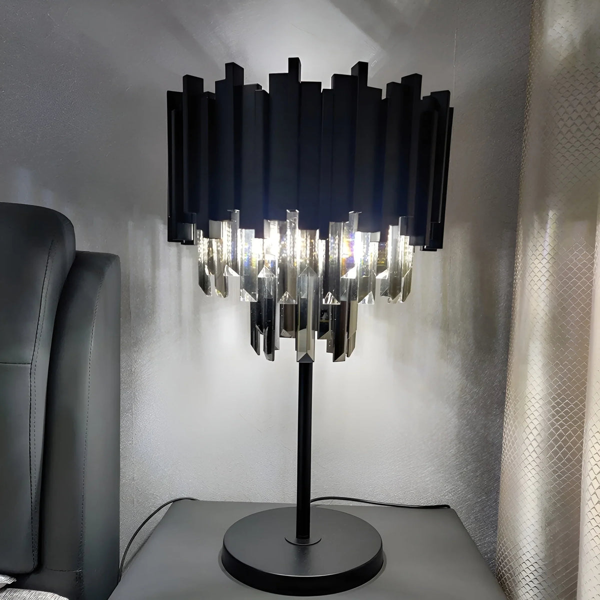 Lámpara de mesa art déco Zafrena – encendida con cristal ahumado