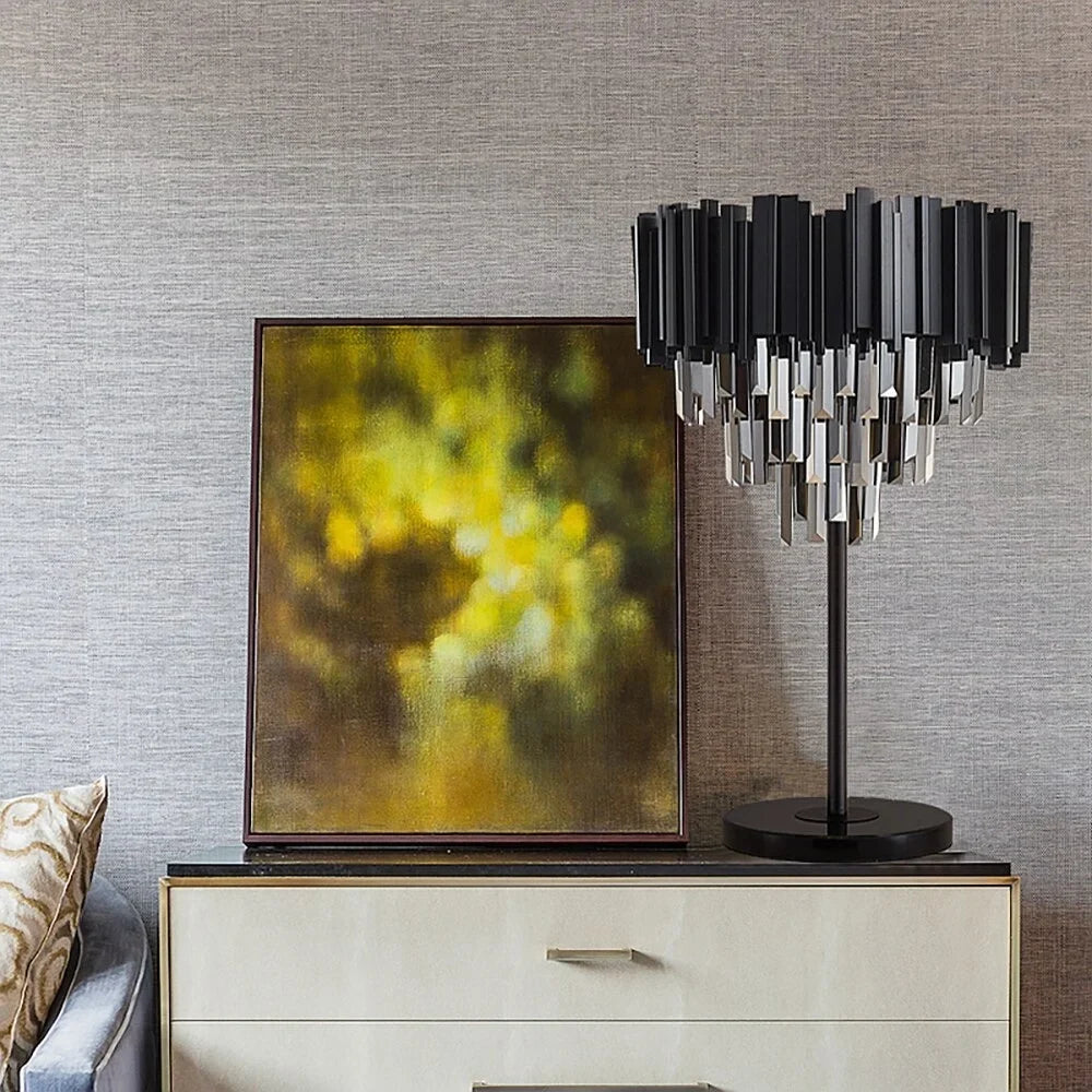 Lámpara de mesa art déco Zafrena – con cristal ahumado sobre una cómoda