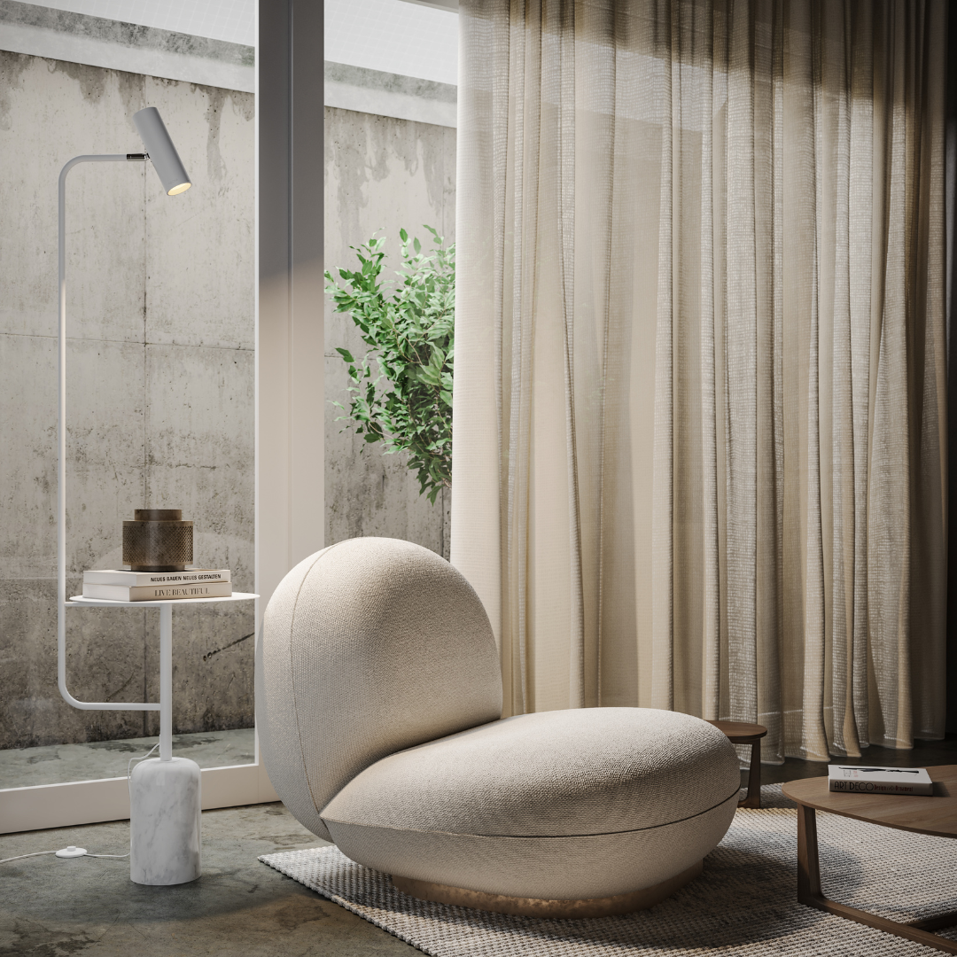 Lámpara de pie con mesa auxiliar Sarela – blanca junto a un sillón