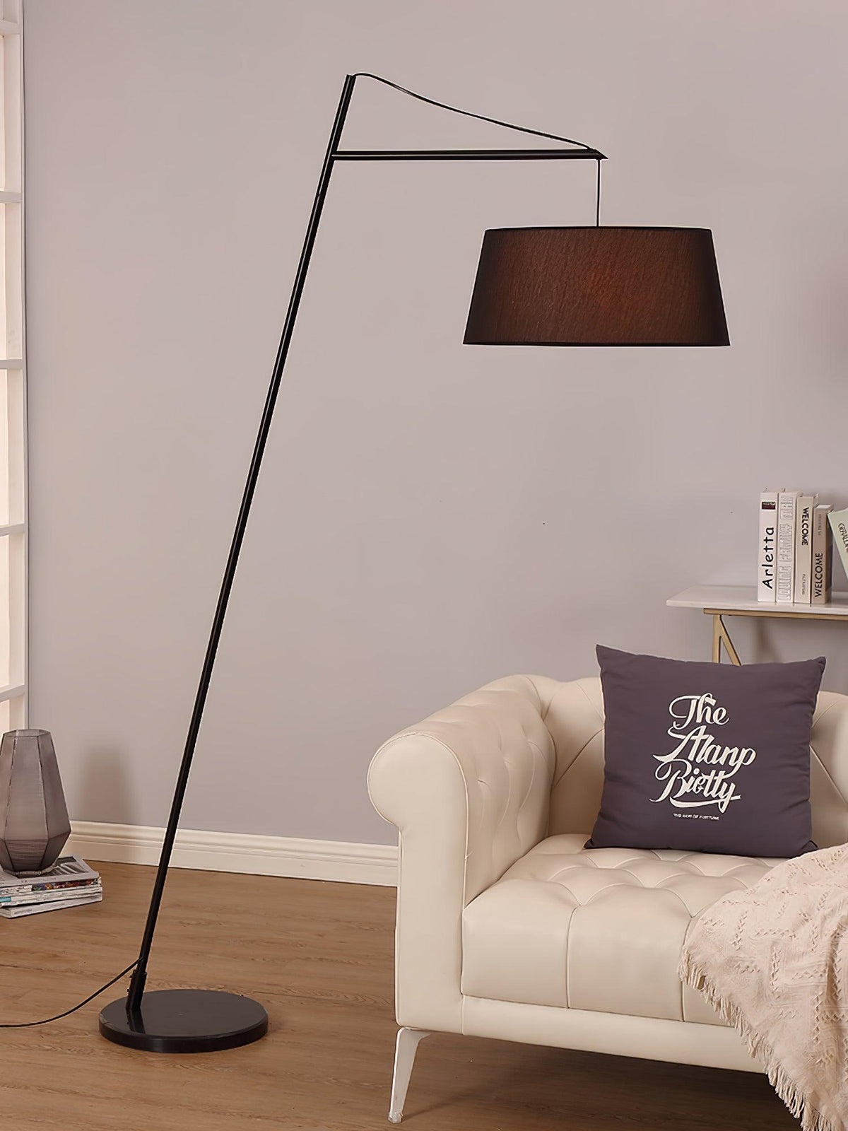 Lámpara de pie de arco negra con pantalla de tela Bruvena junto a un sofá en el salón – imagen 12