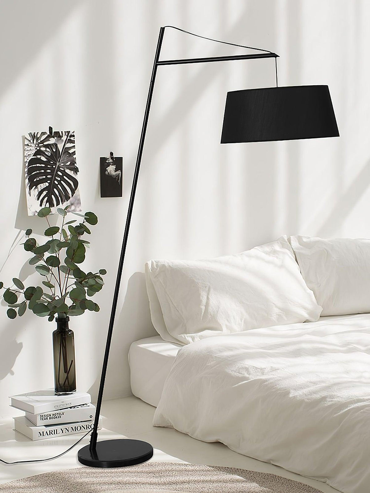 Lámpara de pie de arco negra con pantalla de tela Bruvena junto a un sofá en el salón – imagen 13