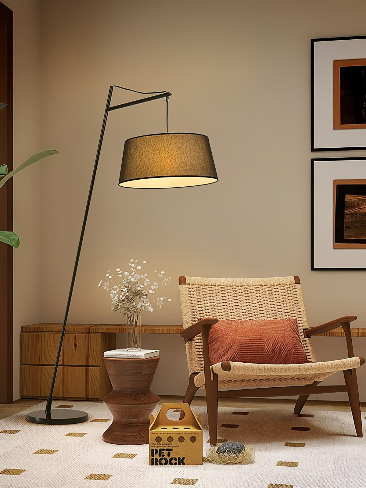 Lámpara de pie de arco negra con pantalla de tela Bruvena junto a un sofá en el salón – imagen 14