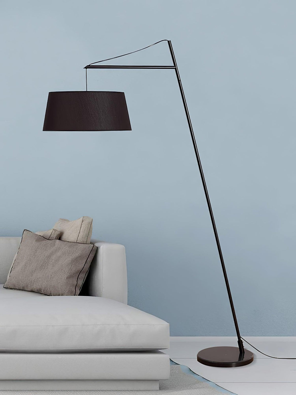 Lámpara de pie de arco negra con pantalla de tela Bruvena junto a un sofá en el salón – imagen 15