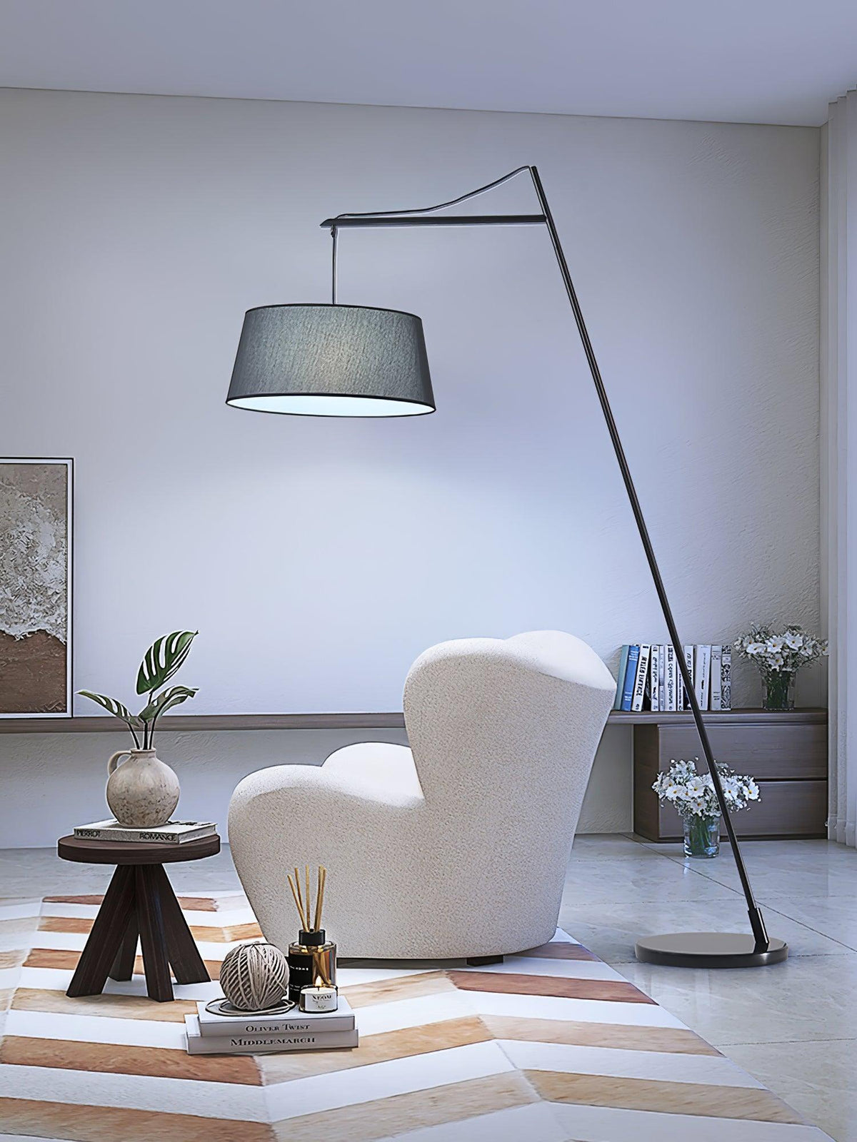 Lámpara de pie de arco negra con pantalla de tela Bruvena junto a un sofá en el salón – imagen 17