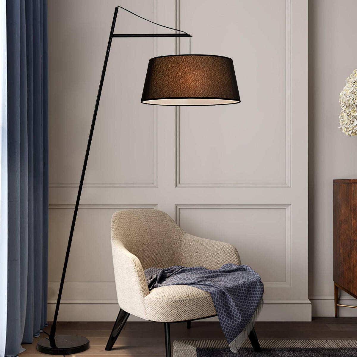 Lámpara de pie de arco negra con pantalla de tela Bruvena junto a un sofá en el salón – imagen 23