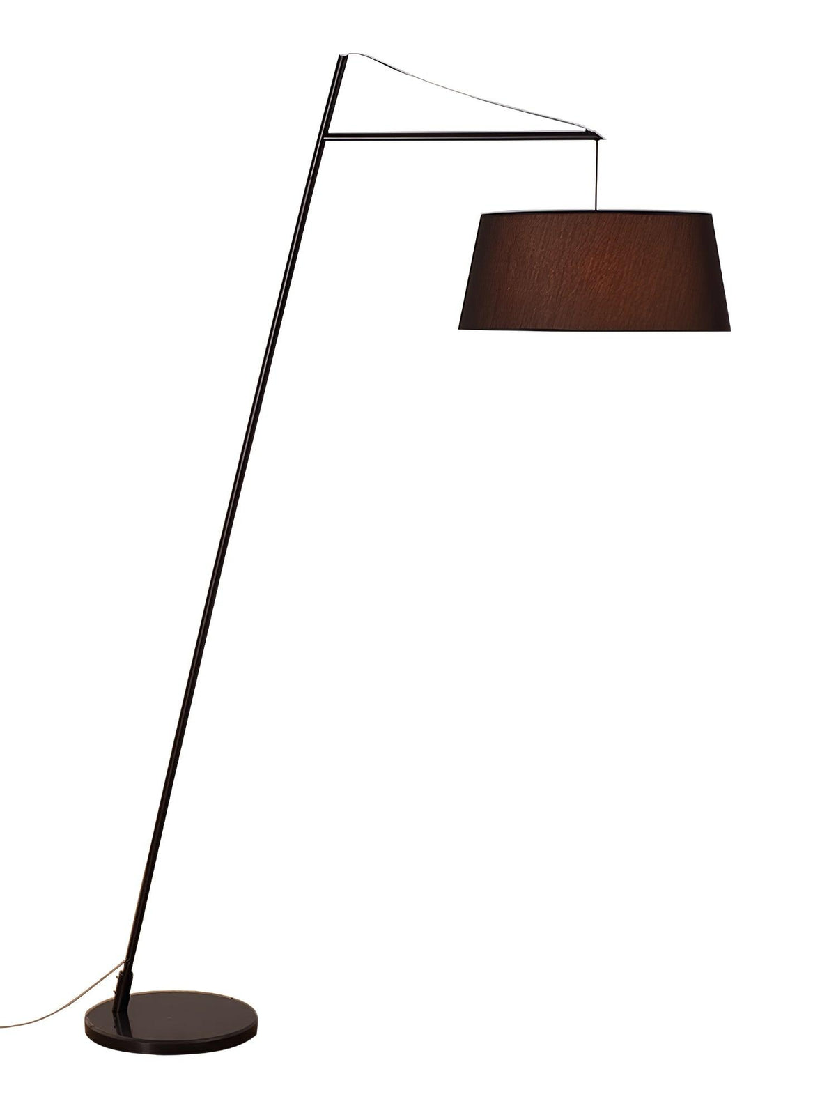 Lámpara de pie de arco negra con pantalla de tela Bruvena junto a un sofá en el salón – imagen 20