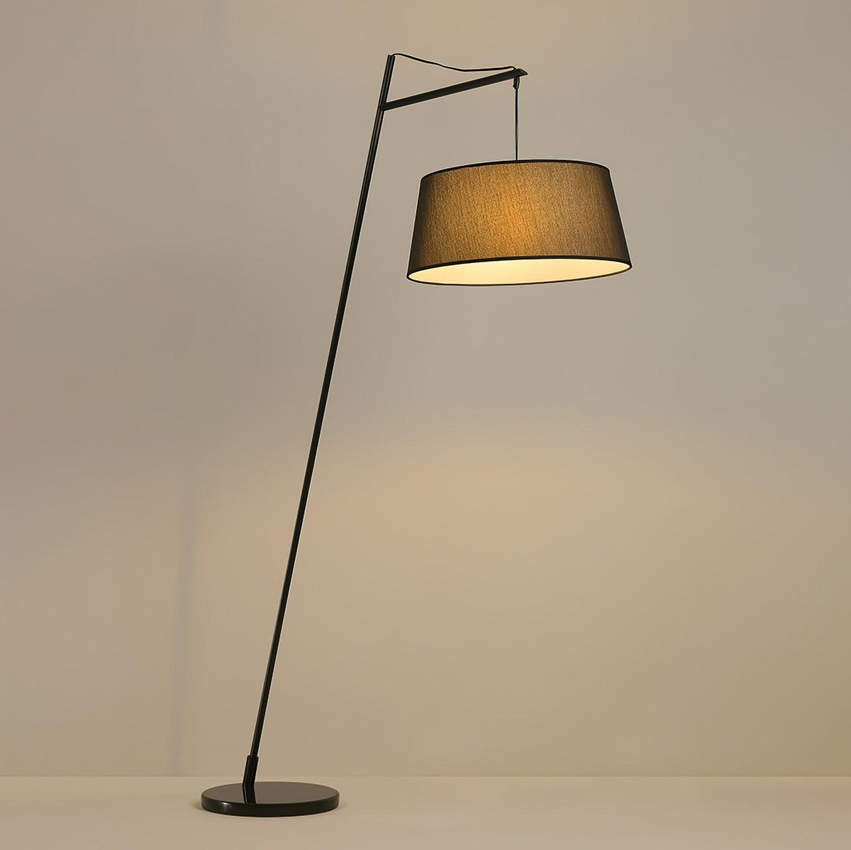 Lámpara de pie de arco negra con pantalla de tela Bruvena junto a un sofá en el salón – imagen 8