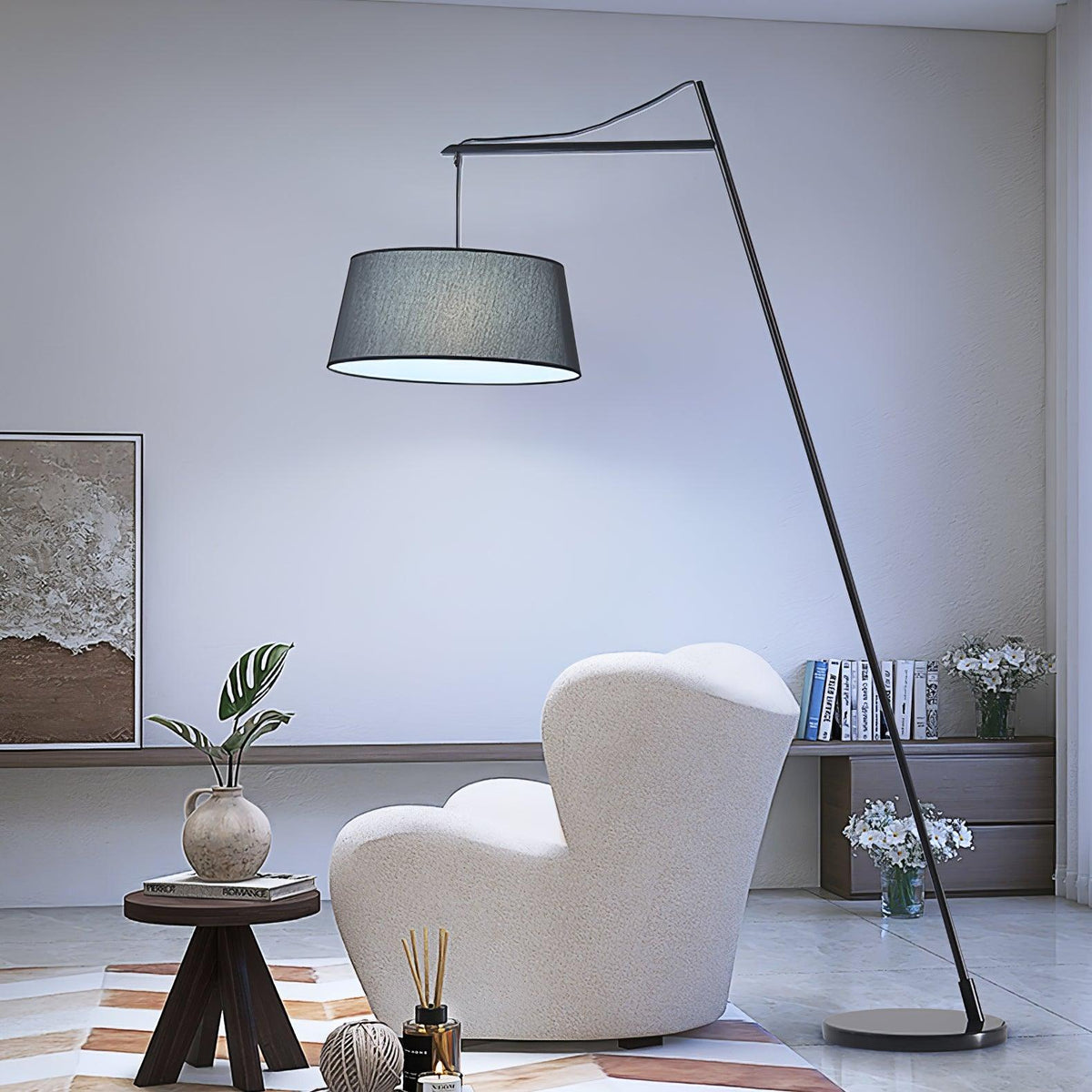 Lámpara de pie de arco negra con pantalla de tela Bruvena junto a un sofá en el salón – imagen 21