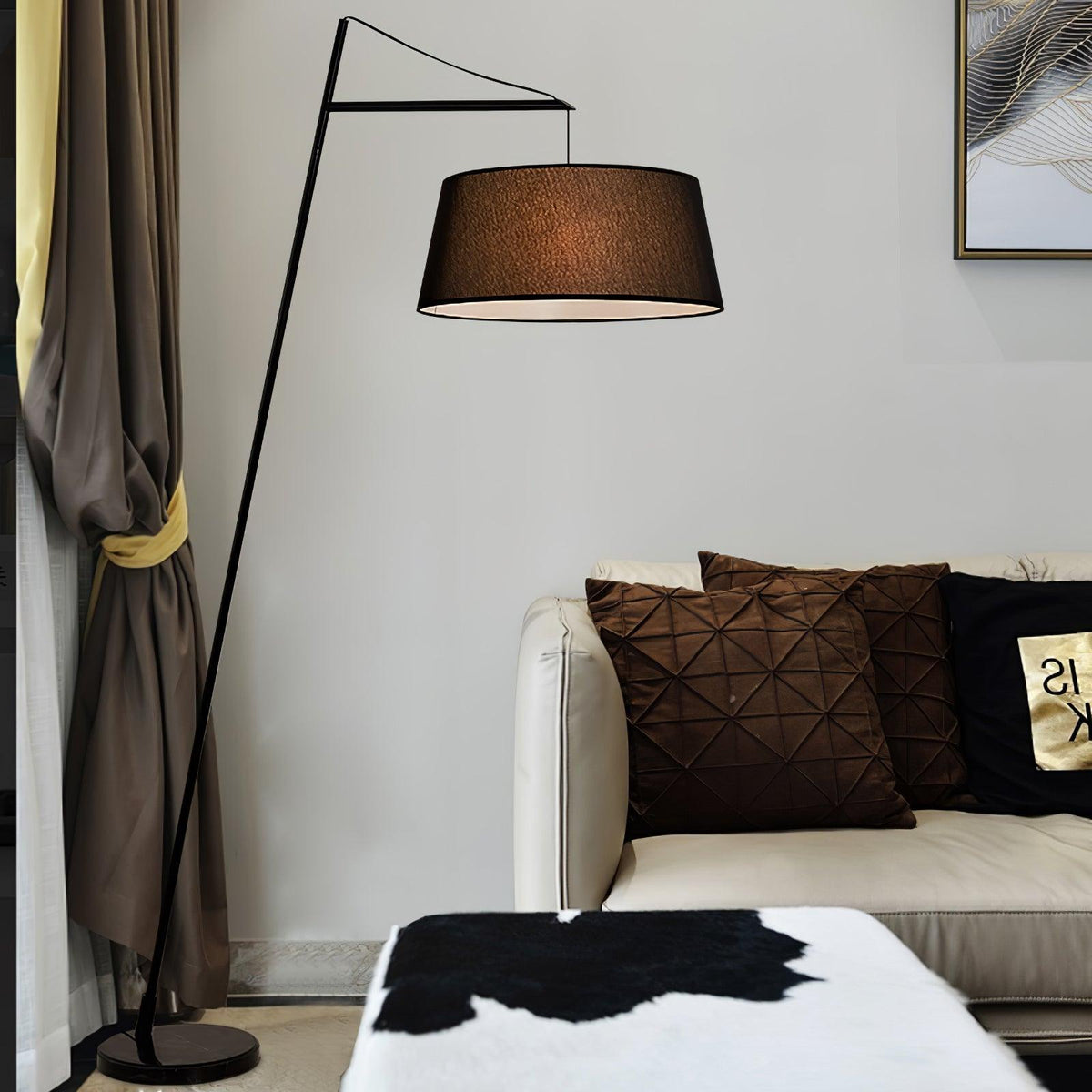 Lámpara de pie de arco negra con pantalla de tela Bruvena junto a un sofá en el salón – imagen 22