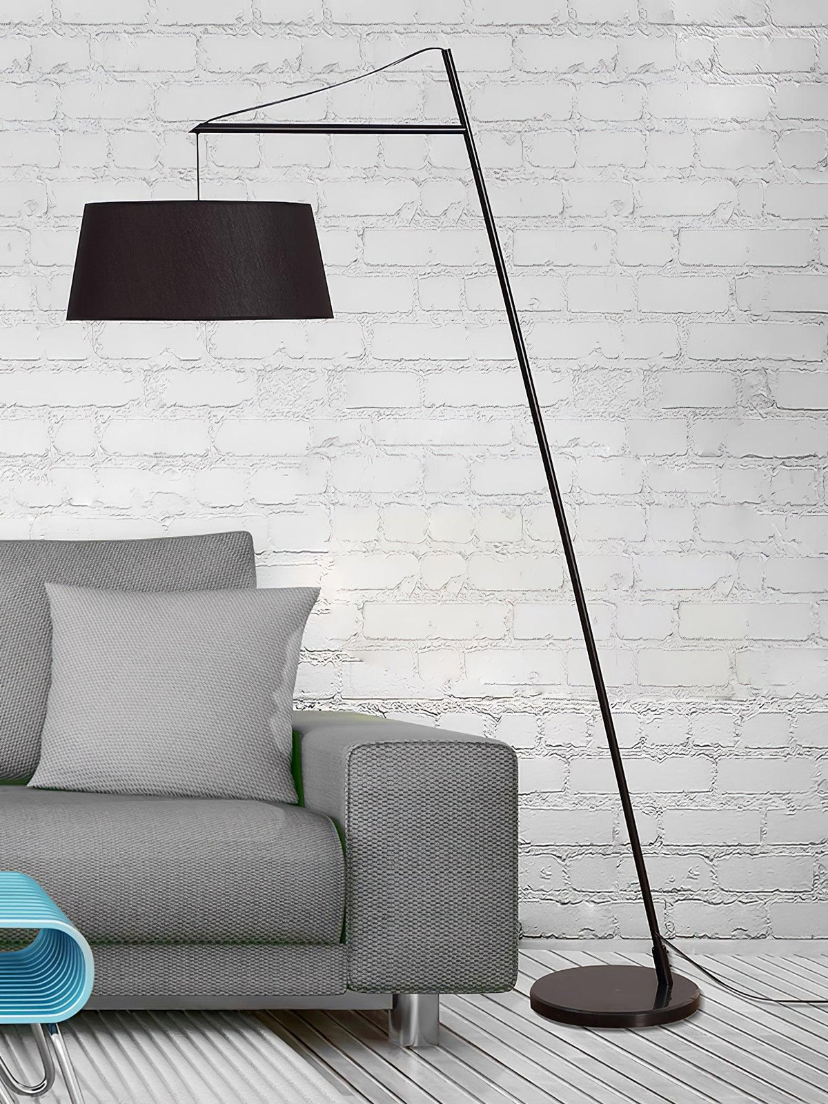 Lámpara de pie de arco negra con pantalla de tela Bruvena junto a un sofá en el salón – imagen 25