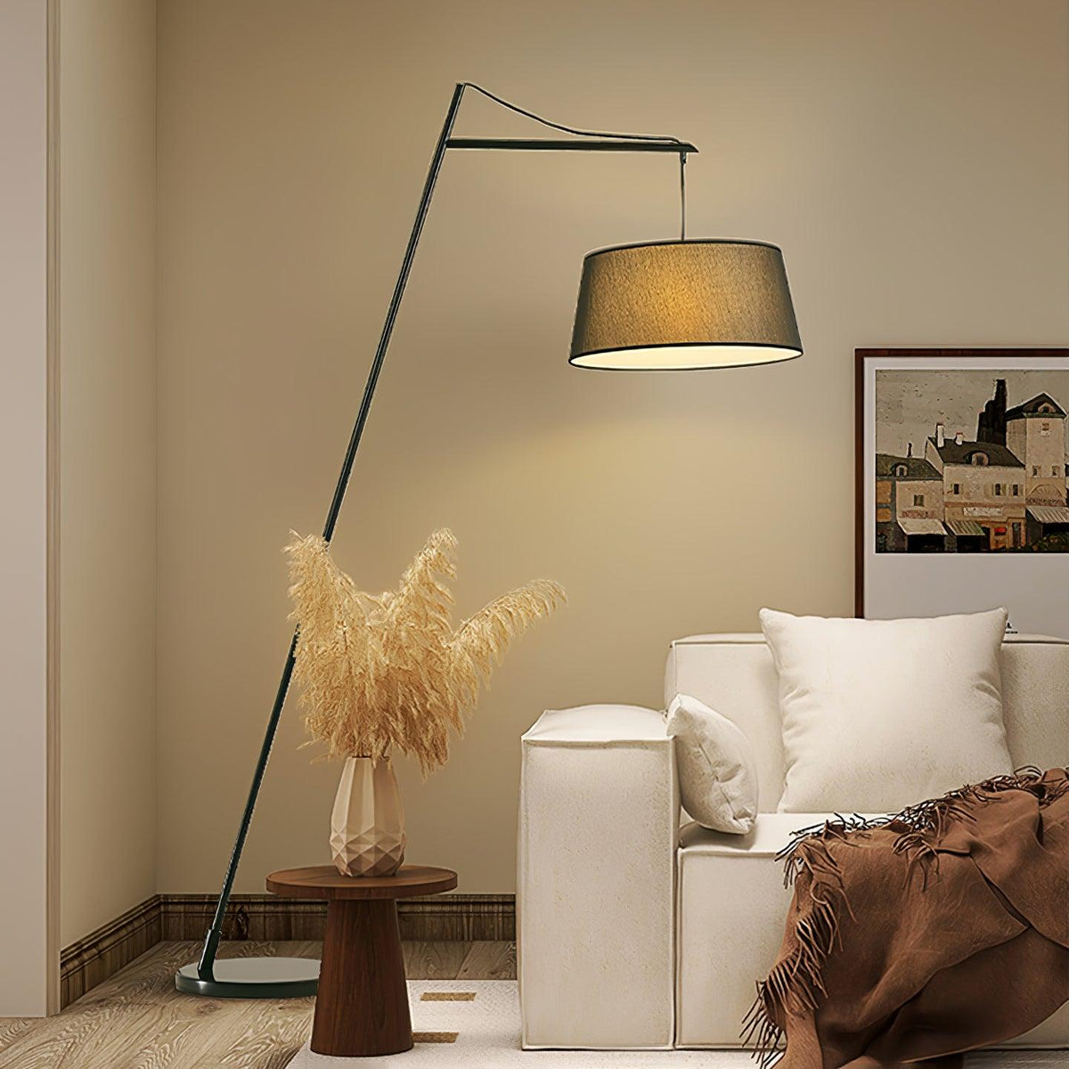 Lámpara de pie de arco negra con pantalla de tela Bruvena junto a un sofá en el salón – imagen 18