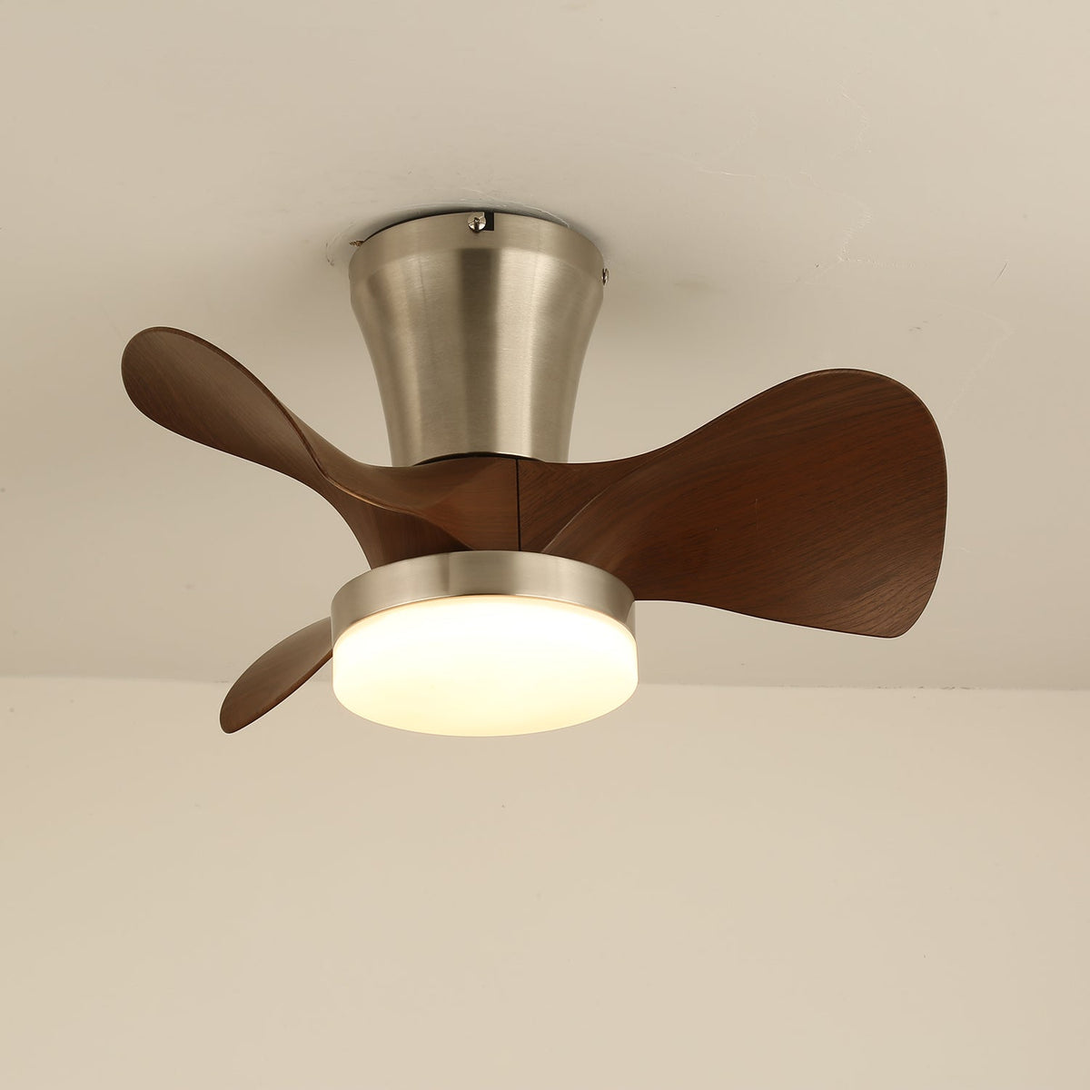 Ventilador de techo con luz Melvento en una cocina moderna – imagen 13