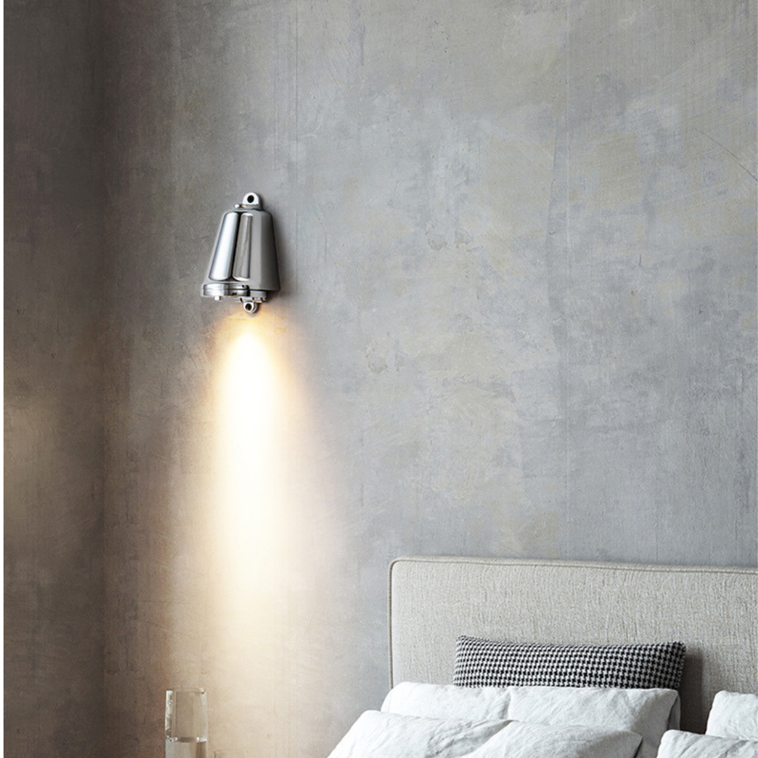 Lámpara de pared exterior Claralux instalada en una terraza, con diseño minimalista y luz cálida, ideal para exteriores.