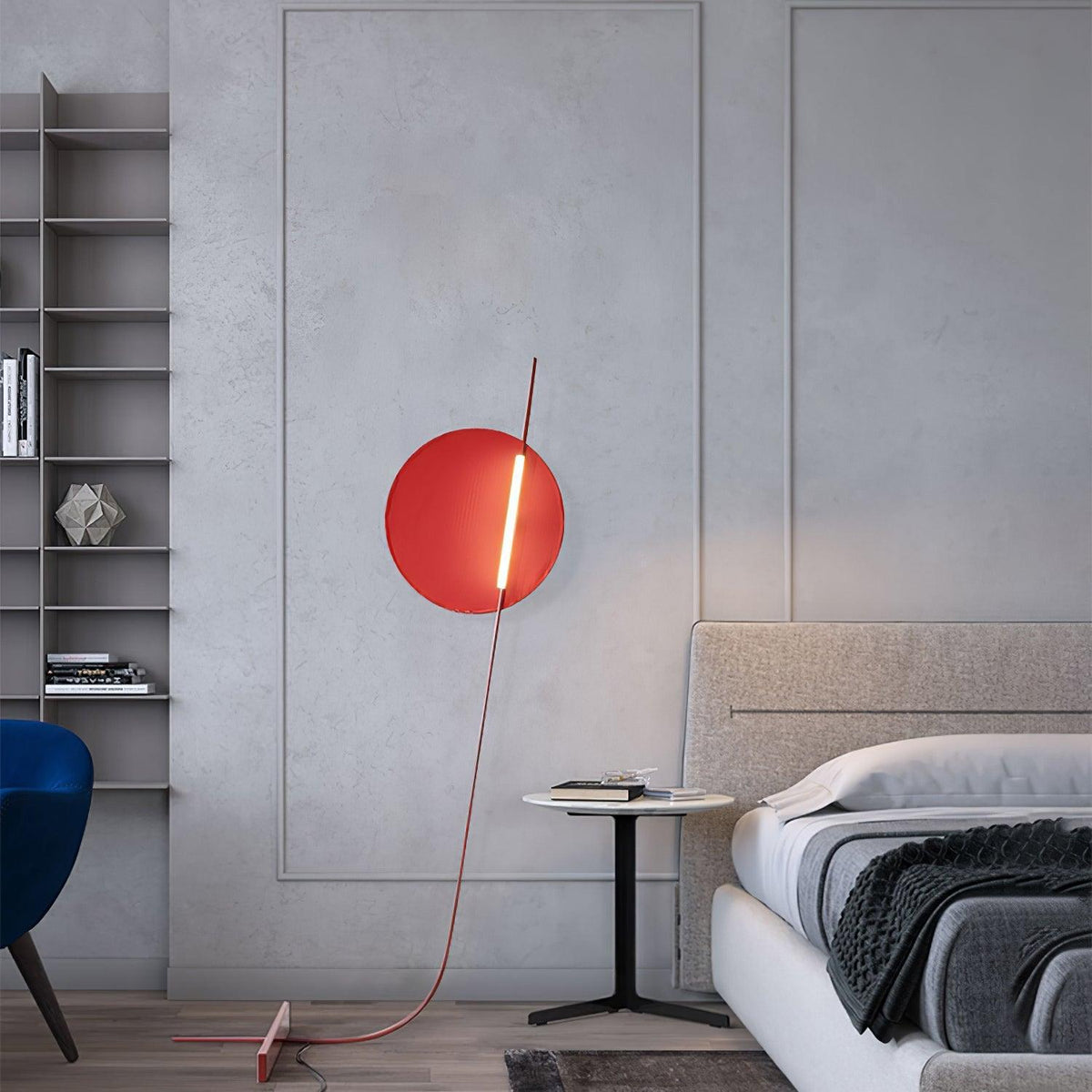 Lámpara de pie LED roja con disco de luz y varilla curva Oriola – junto a una cama y una mesita