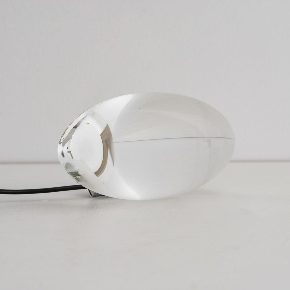 Lámpara de mesa de cristal Ocasa proyectando luz en un salón – imagen 16