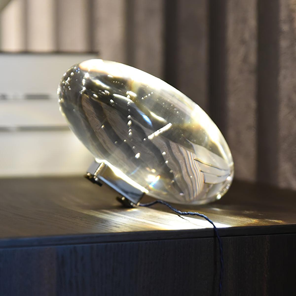 Lámpara de mesa de cristal Ocasa proyectando luz en un salón – imagen 13