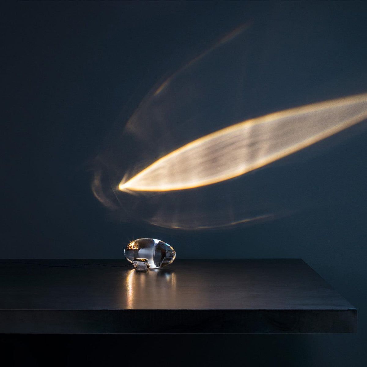 Lámpara de mesa de cristal Ocasa proyectando luz en un salón – imagen 11