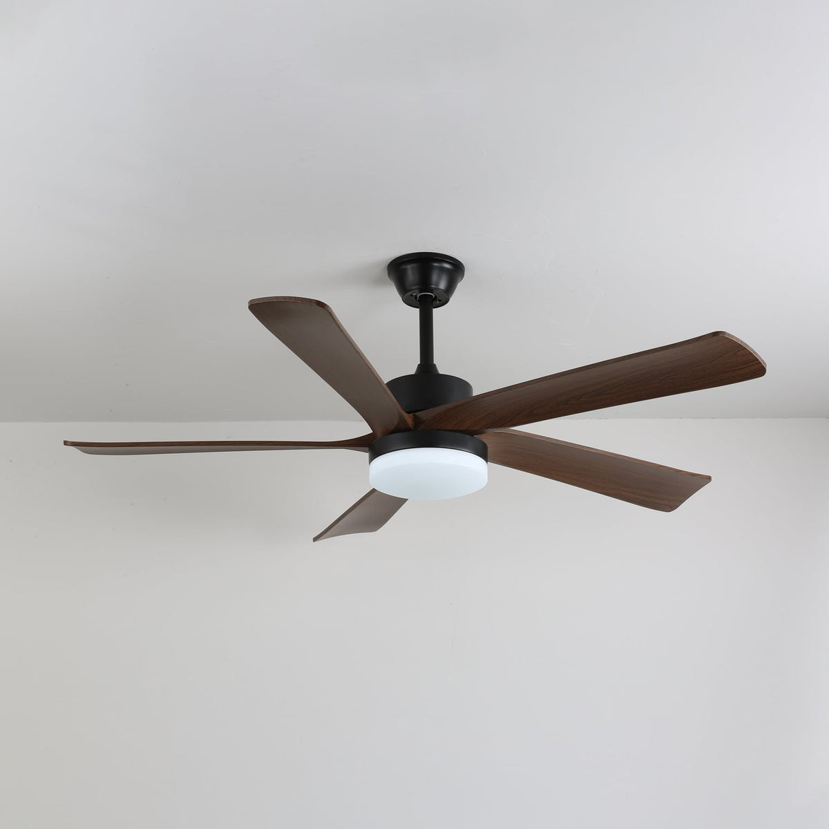 Ventilador de techo con luz Olmeda en un salón cálido – imagen 4
