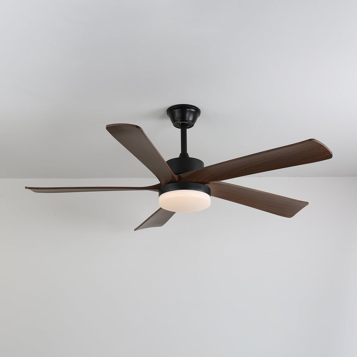 Ventilador de techo con luz Olmeda en un salón cálido – imagen 3
