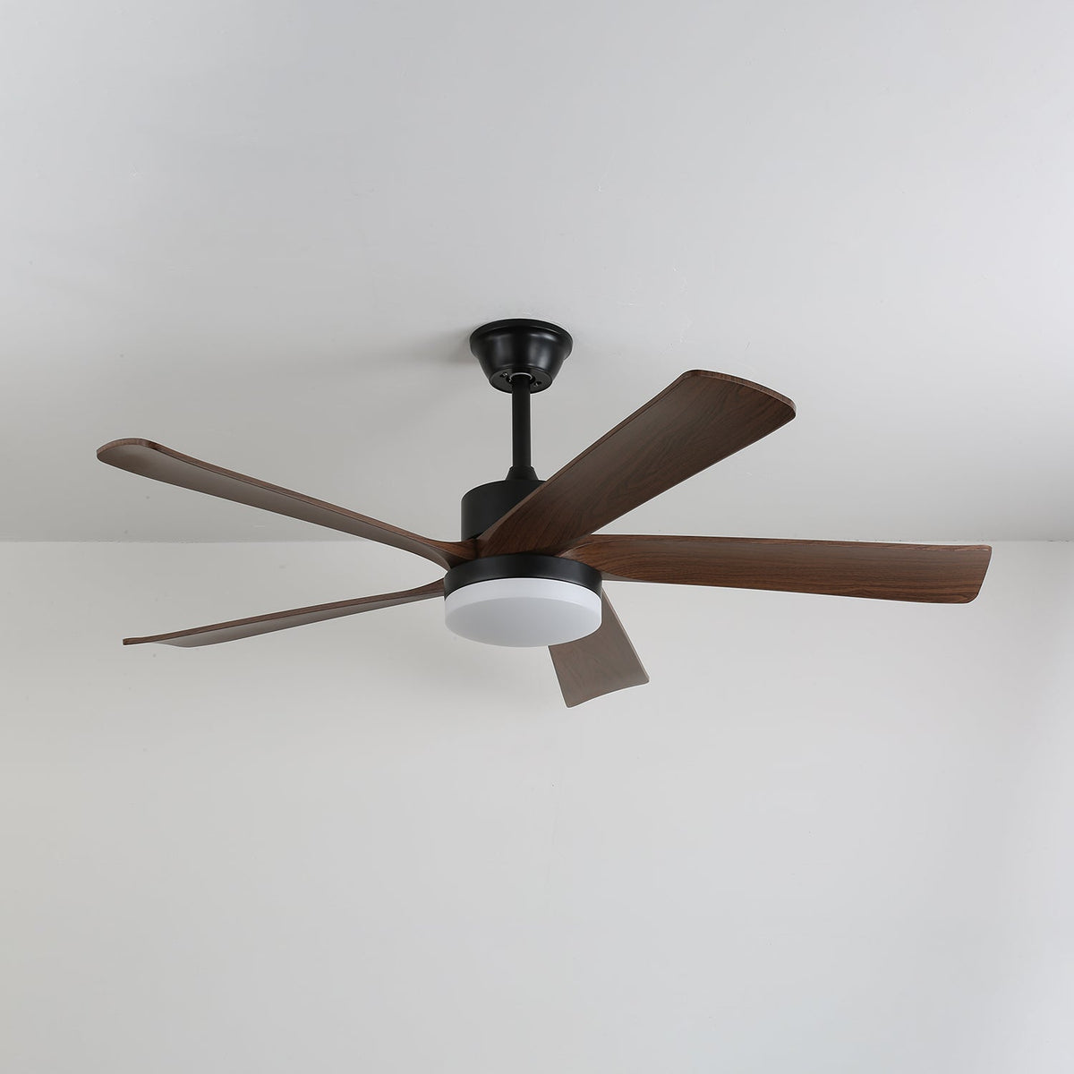 Ventilador de techo con luz Olmeda en un salón cálido – imagen 6