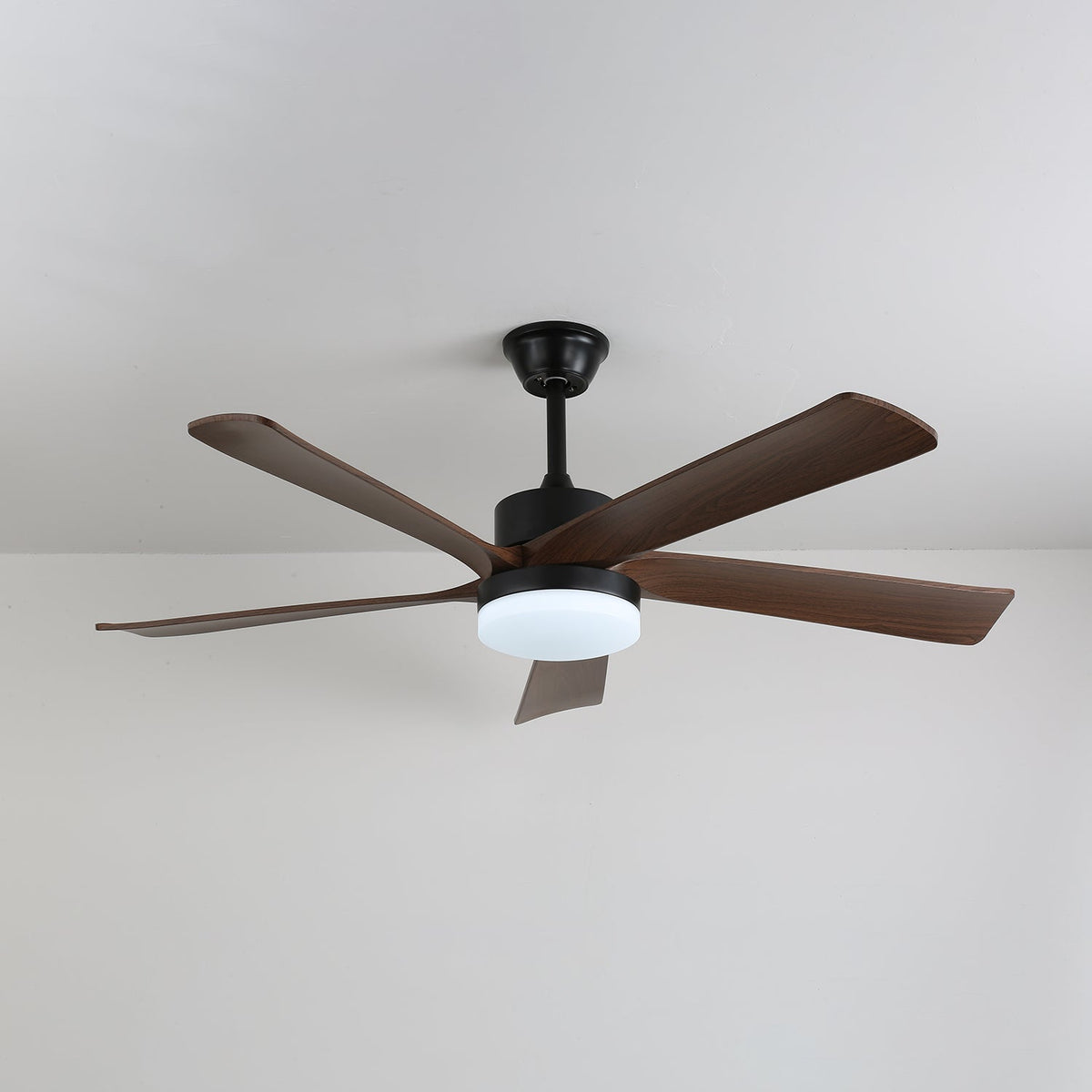 Ventilador de techo con luz Olmeda en un salón cálido – imagen 7