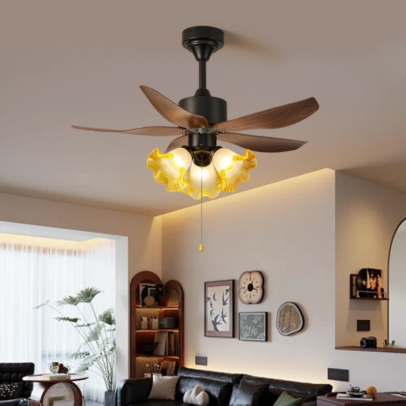 Ventilador de techo con luz Florena en un dormitorio romántico – imagen 9