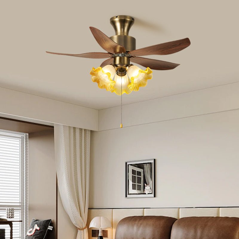 Ventilador de techo con luz Florena en un dormitorio romántico – imagen 10