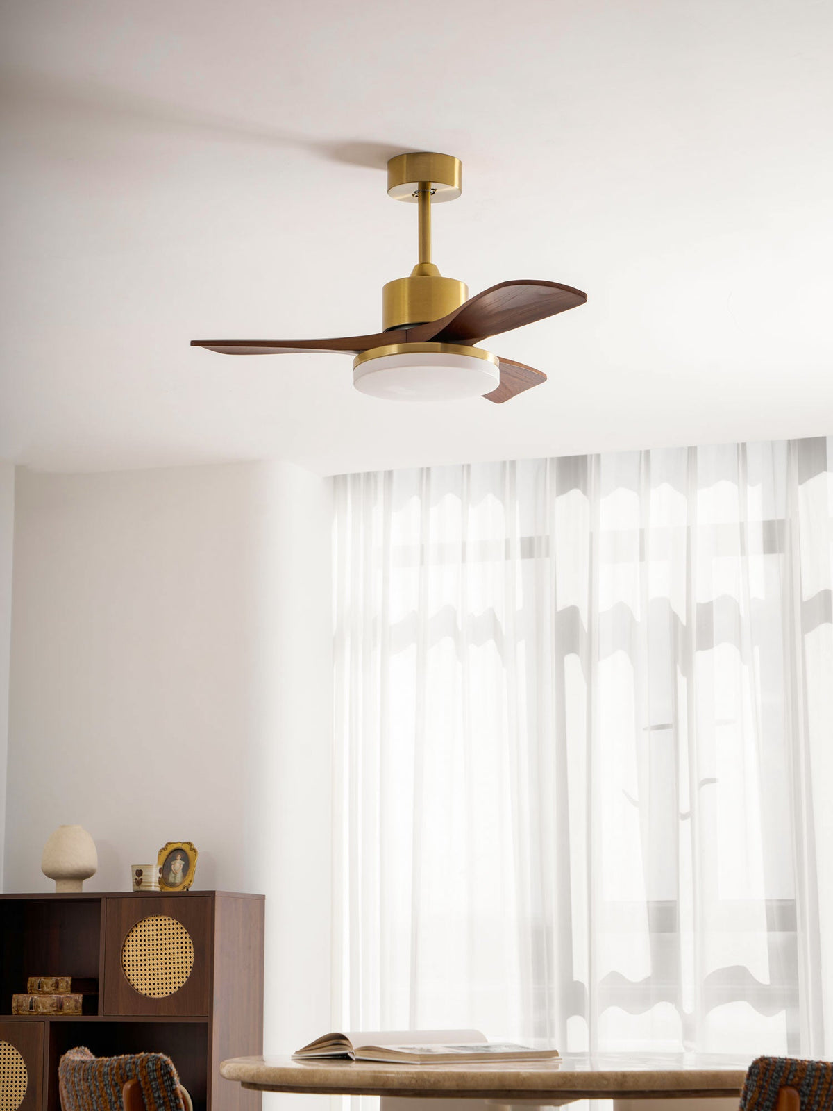 Ventilador de techo con luz Quilate en un salón elegante – imagen 5