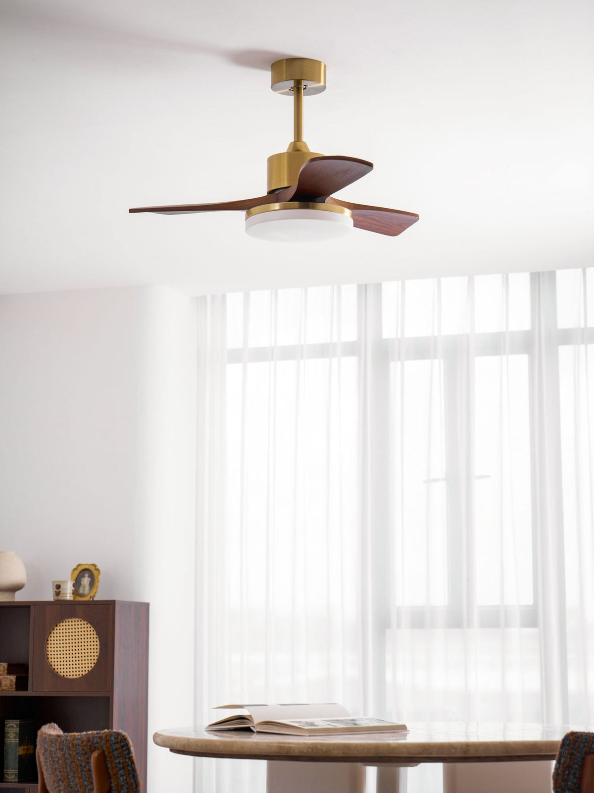 Ventilador de techo con luz Quilate en un salón elegante – imagen 4