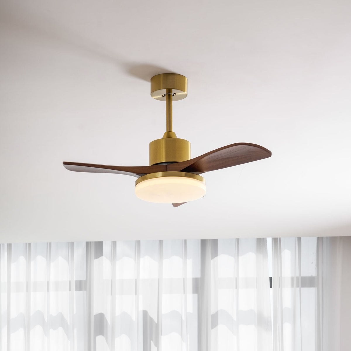 Ventilador de techo con luz Quilate en un salón elegante – imagen 2