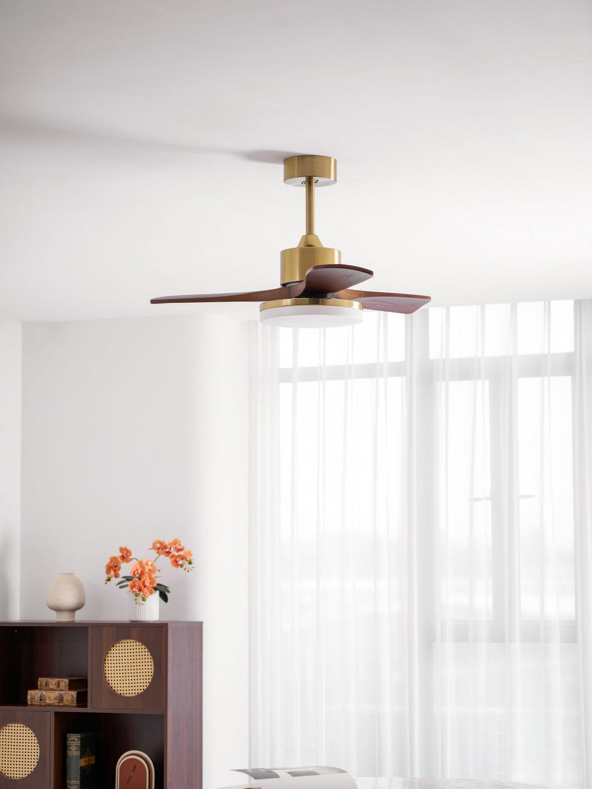 Ventilador de techo con luz Quilate en un salón elegante – imagen 7