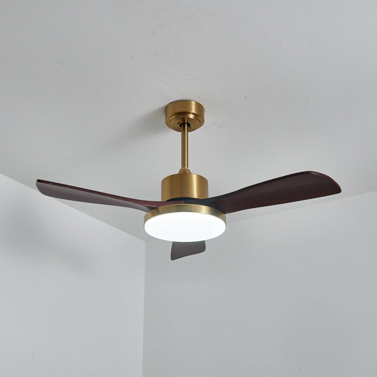Ventilador de techo con luz Quilate en un salón elegante – imagen 14