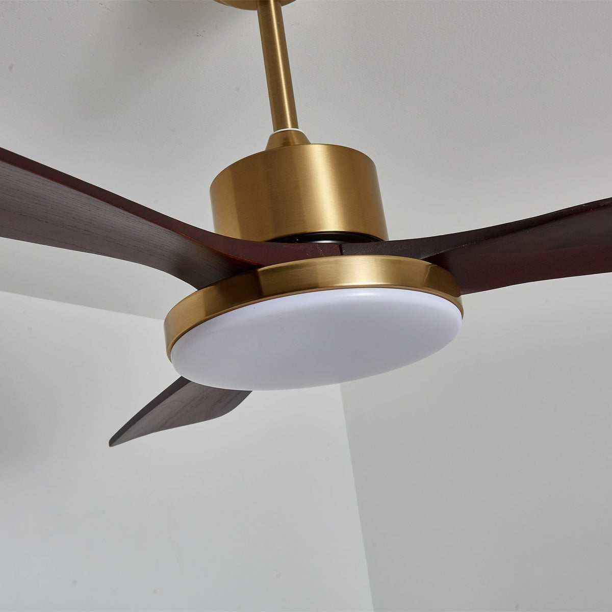 Ventilador de techo con luz Quilate en un salón elegante – imagen 23