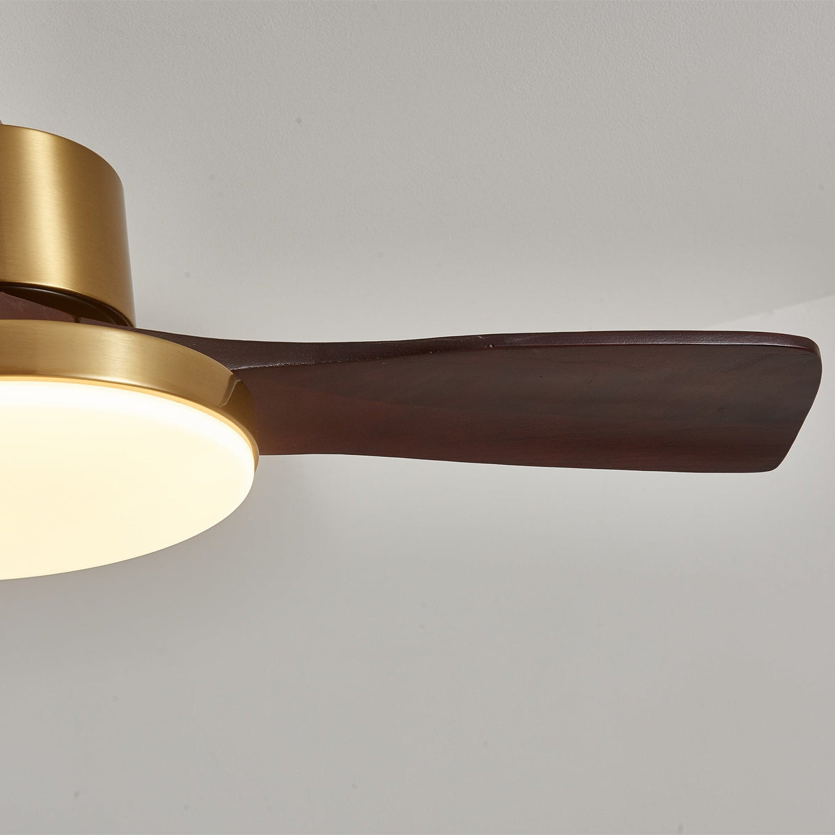 Ventilador de techo con luz Quilate en un salón elegante – imagen 25