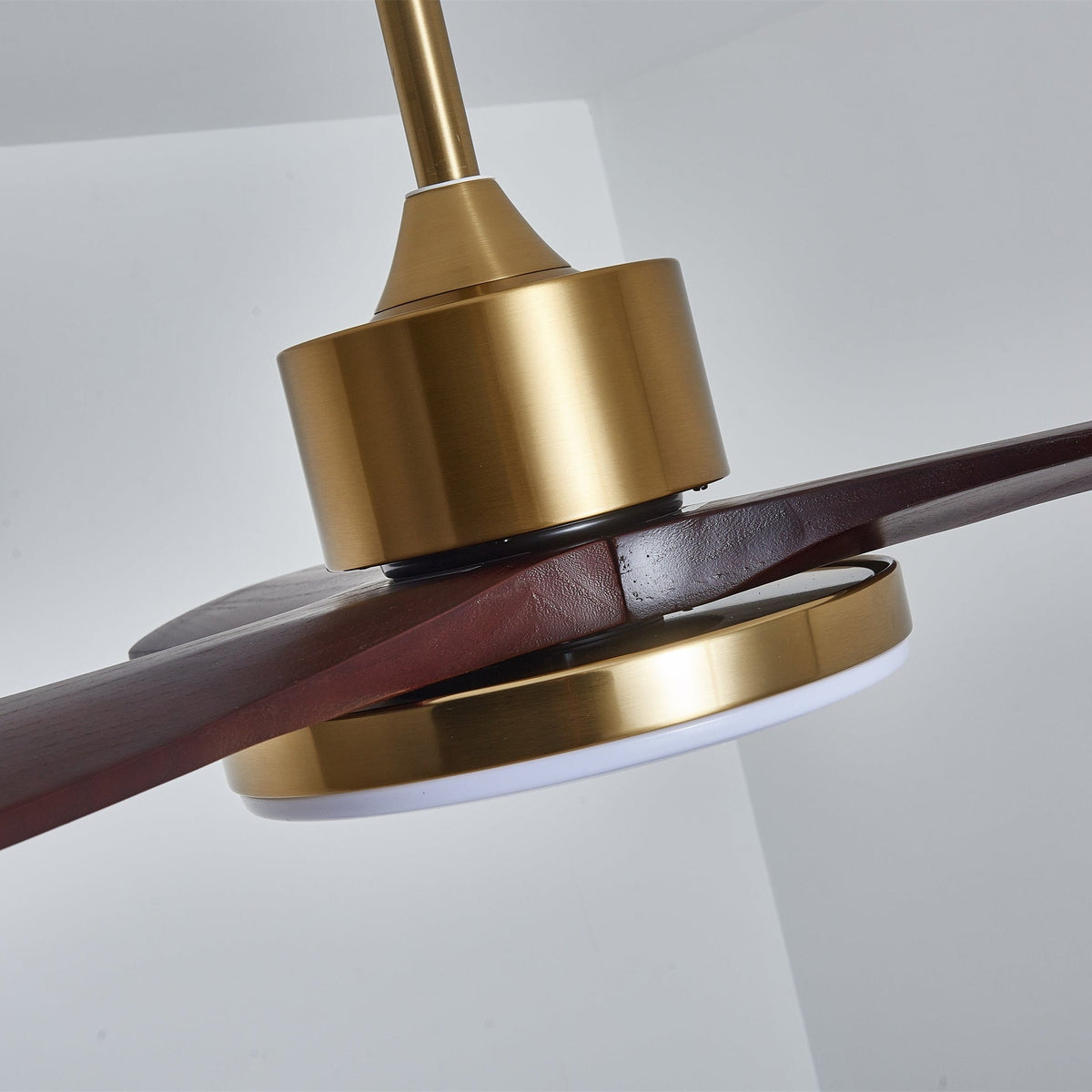 Ventilador de techo con luz Quilate en un salón elegante – imagen 28