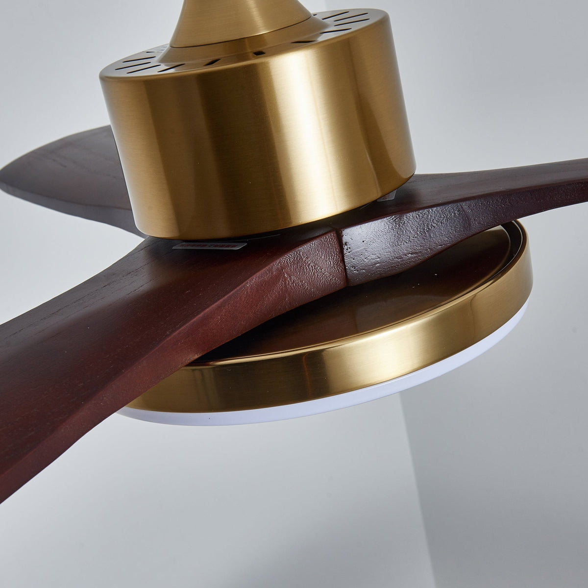 Ventilador de techo con luz Quilate en un salón elegante – imagen 30