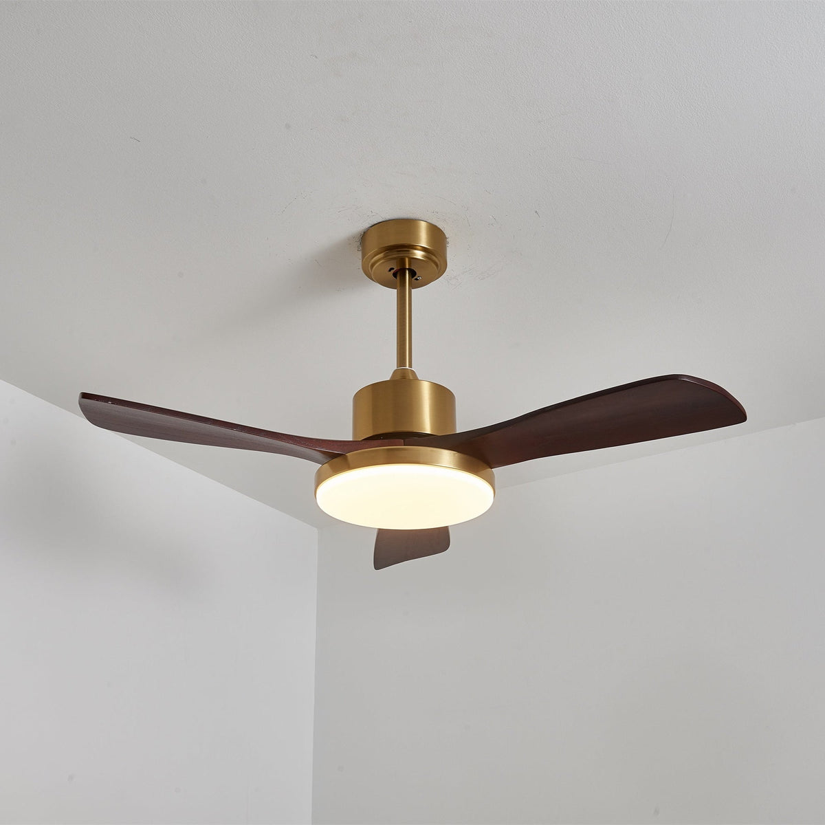 Ventilador de techo con luz Quilate en un salón elegante – imagen 13