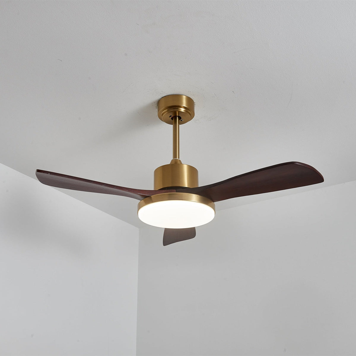 Ventilador de techo con luz Quilate en un salón elegante – imagen 32