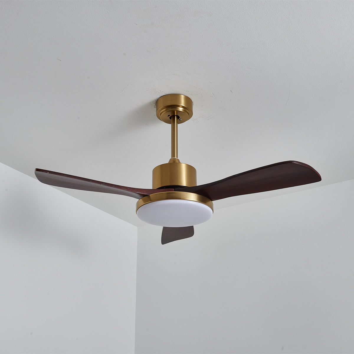 Ventilador de techo con luz Quilate en un salón elegante – imagen 17