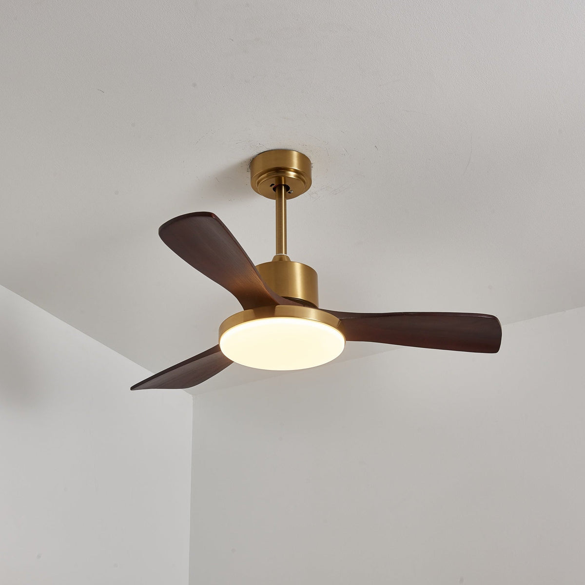 Ventilador de techo con luz Quilate en un salón elegante – imagen 21