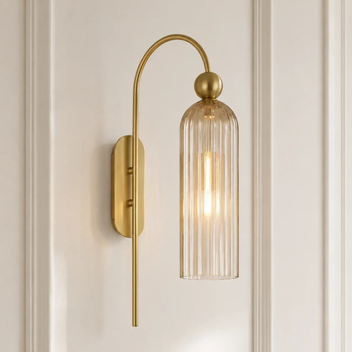 Juncia - Aplique de Pared con Pantalla Cilíndrica y Brazo Curvo Dorado