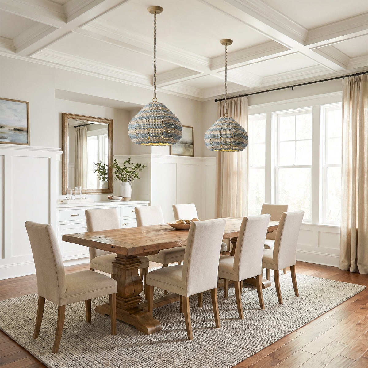 Lámpara colgante de cuentas de madera Fabolia – en azul sobre una mesa de comedor